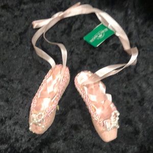 Pointe/ballet shoe ornament NWT